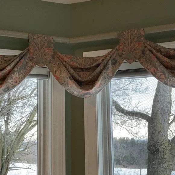 Custom Draperies Swags and Jabots - Picture 6 of 11